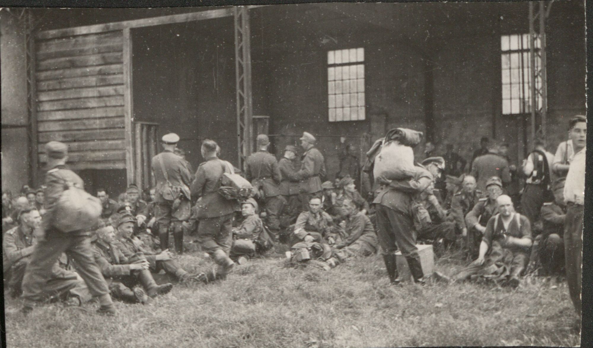 Album de photographies provenent du fonds privé Dadé-Brenjot, 97 J.