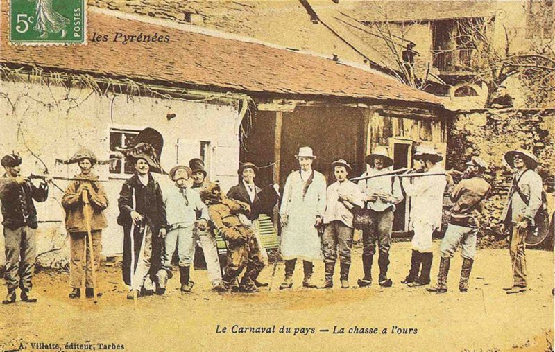 Chasse à l’ours carnavalesque dans les Hautes-Pyrénées ©coll. Thierry Truffaut, vers 1910