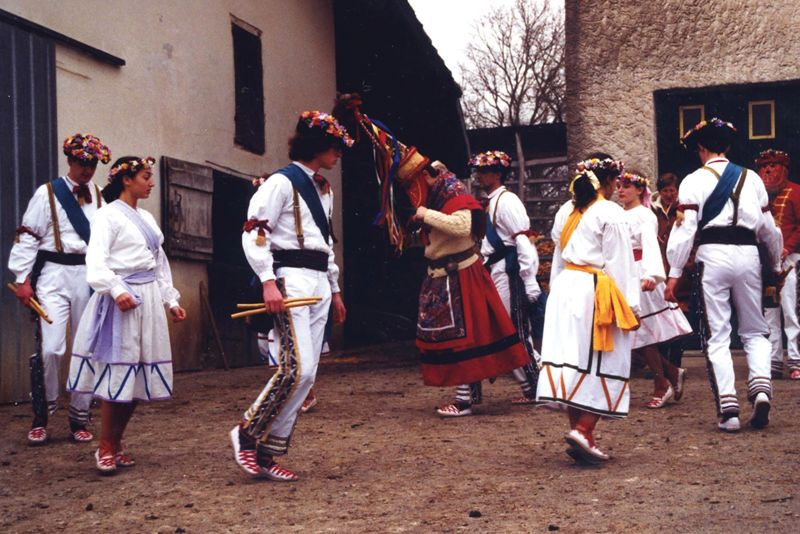 Les jeunes offrent une danse, Briscous (Pyrénées-Atlantiques, France) ©coll. Thierry Truffaut, année 2003