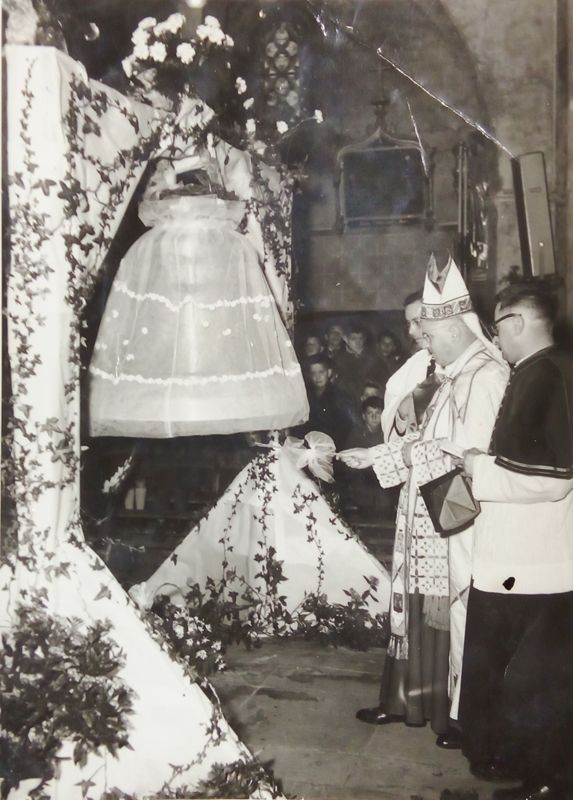 Bénédiction de la nouvelle cloche - Marie-Bernadette - à Ibos par Monseigneur Théas (1957) ©J. Péghini