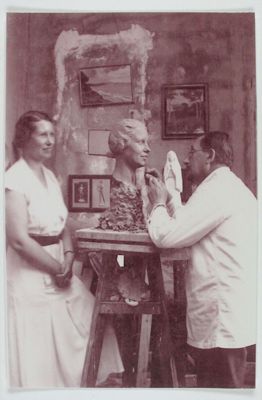 Firmin Michelet réalisant le buste de Mme Martin en 1934, 7 Fi 28.