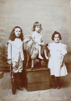 Portrait de Lucien, Marie-Louise et Suzanne Mieille (s.d.) - ADHP, 165 J 34 / 19