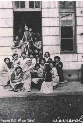 Promotion 1948-1952 de l'Ecole normale avec le squelette Oscar - collection privéee